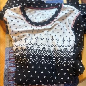 Chic Black and White Geometric Long Sleeve Top